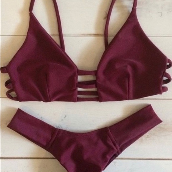 Red strapy bikini - Picture 2 of 4